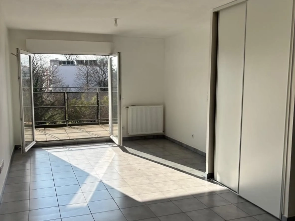 Appartement T3 à Feyzin de 59 m² avec balcon, ascenseur et box - Libre