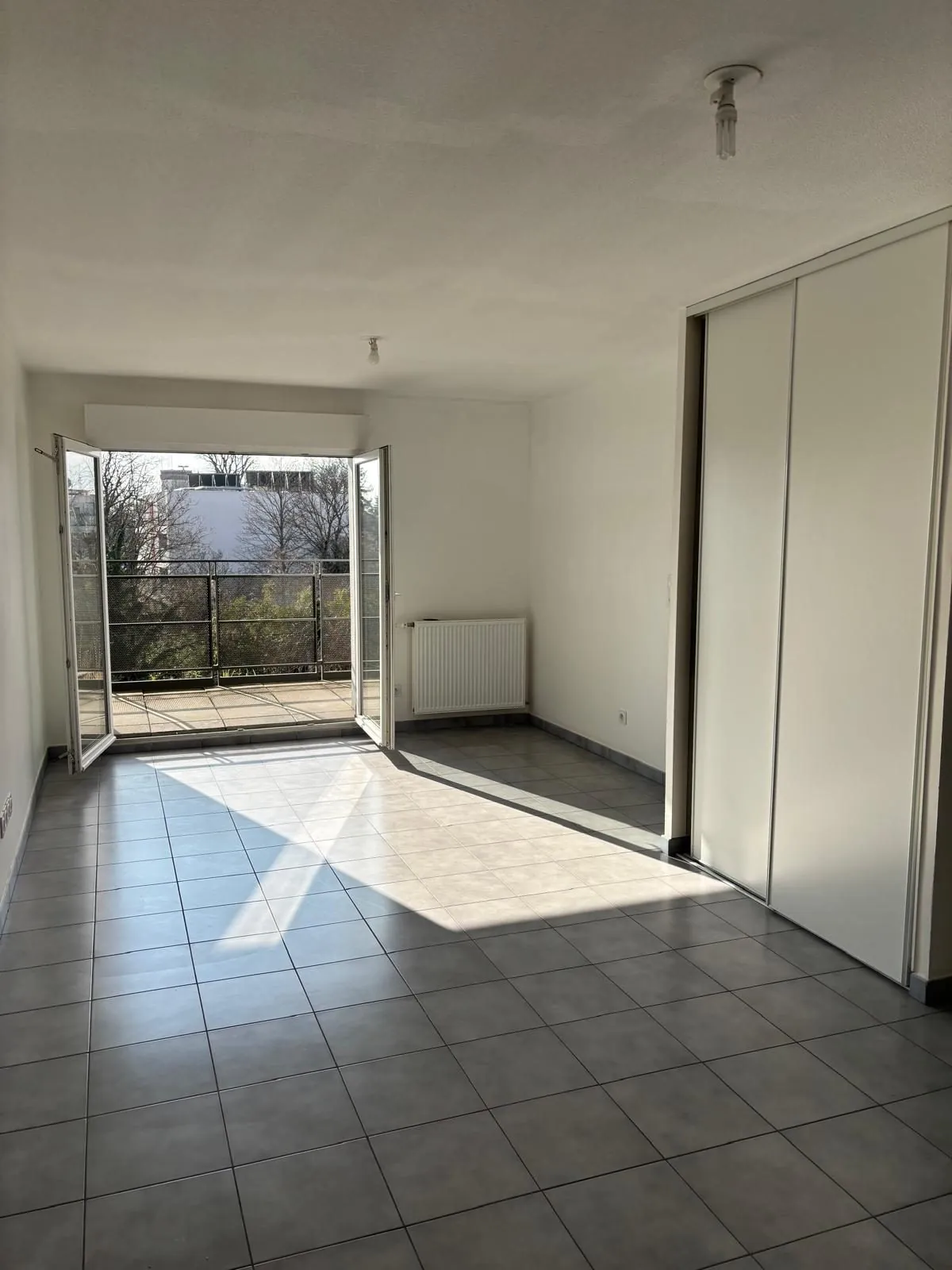 Appartement T3 à Feyzin de 59 m² avec balcon, ascenseur et box - Libre 