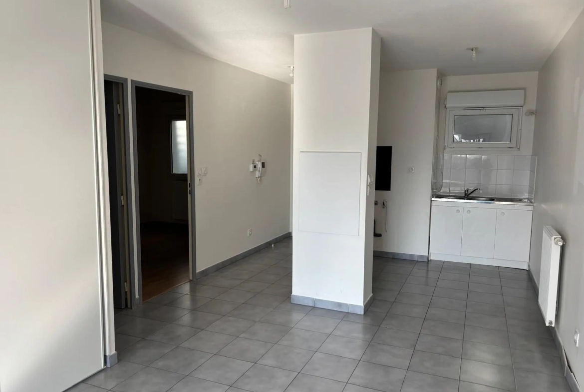 Appartement T3 à Feyzin de 59 m² avec balcon, ascenseur et box - Libre 