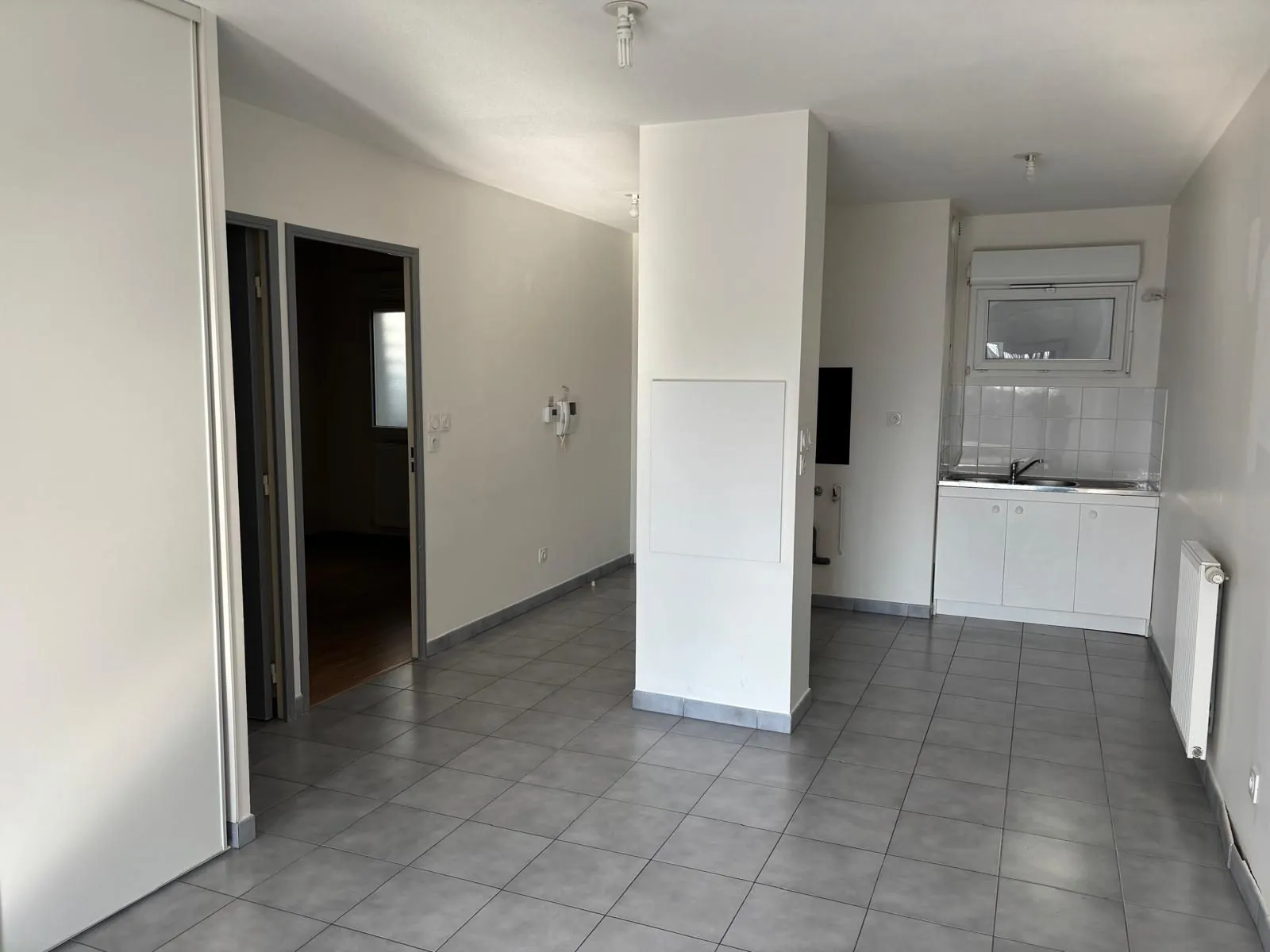Appartement T3 à Feyzin de 59 m² avec balcon, ascenseur et box - Libre 
