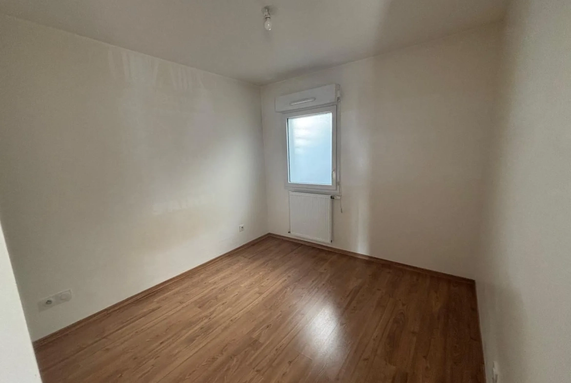 Appartement T3 à Feyzin de 59 m² avec balcon, ascenseur et box - Libre 