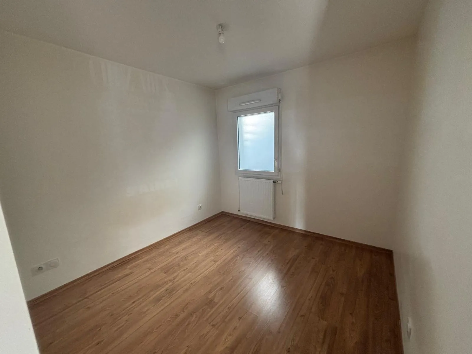 Appartement T3 à Feyzin de 59 m² avec balcon, ascenseur et box - Libre 