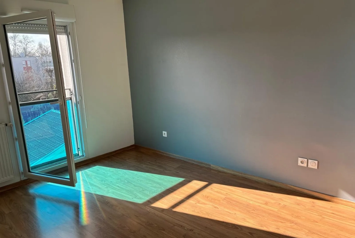 Appartement T3 à Feyzin de 59 m² avec balcon, ascenseur et box - Libre 