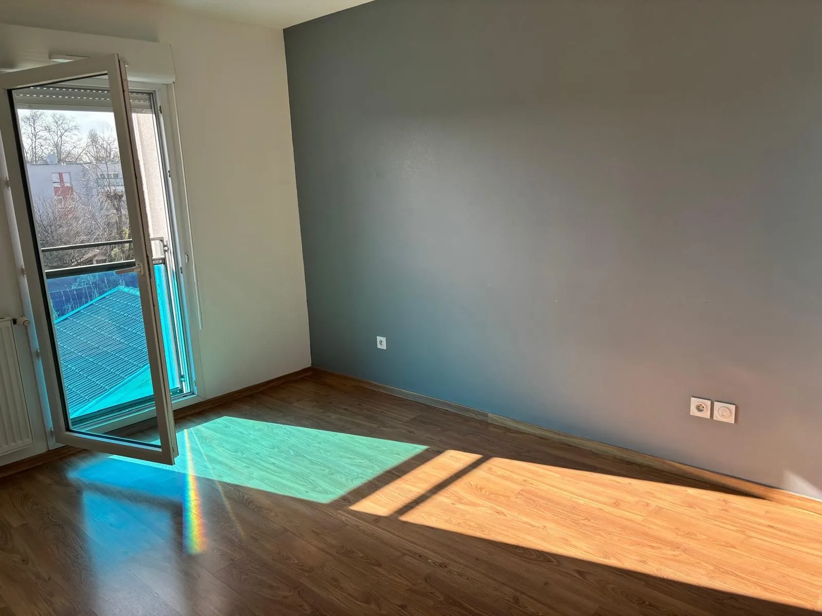 Appartement T3 à Feyzin de 59 m² avec balcon, ascenseur et box - Libre 