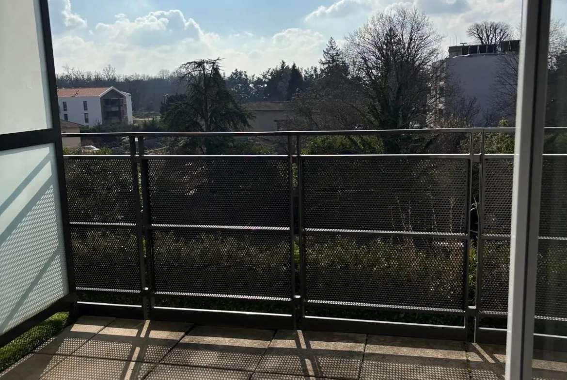 Appartement T3 à Feyzin de 59 m² avec balcon, ascenseur et box - Libre 