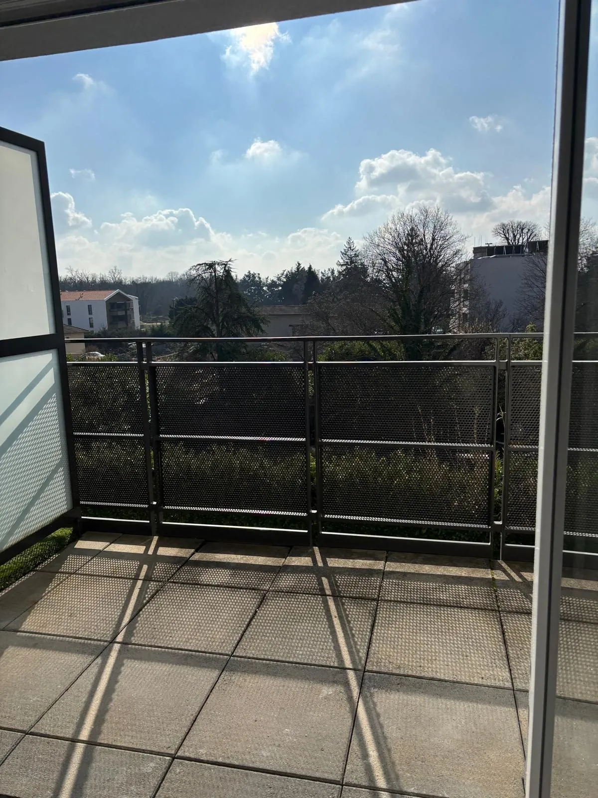 Appartement T3 à Feyzin de 59 m² avec balcon, ascenseur et box - Libre 