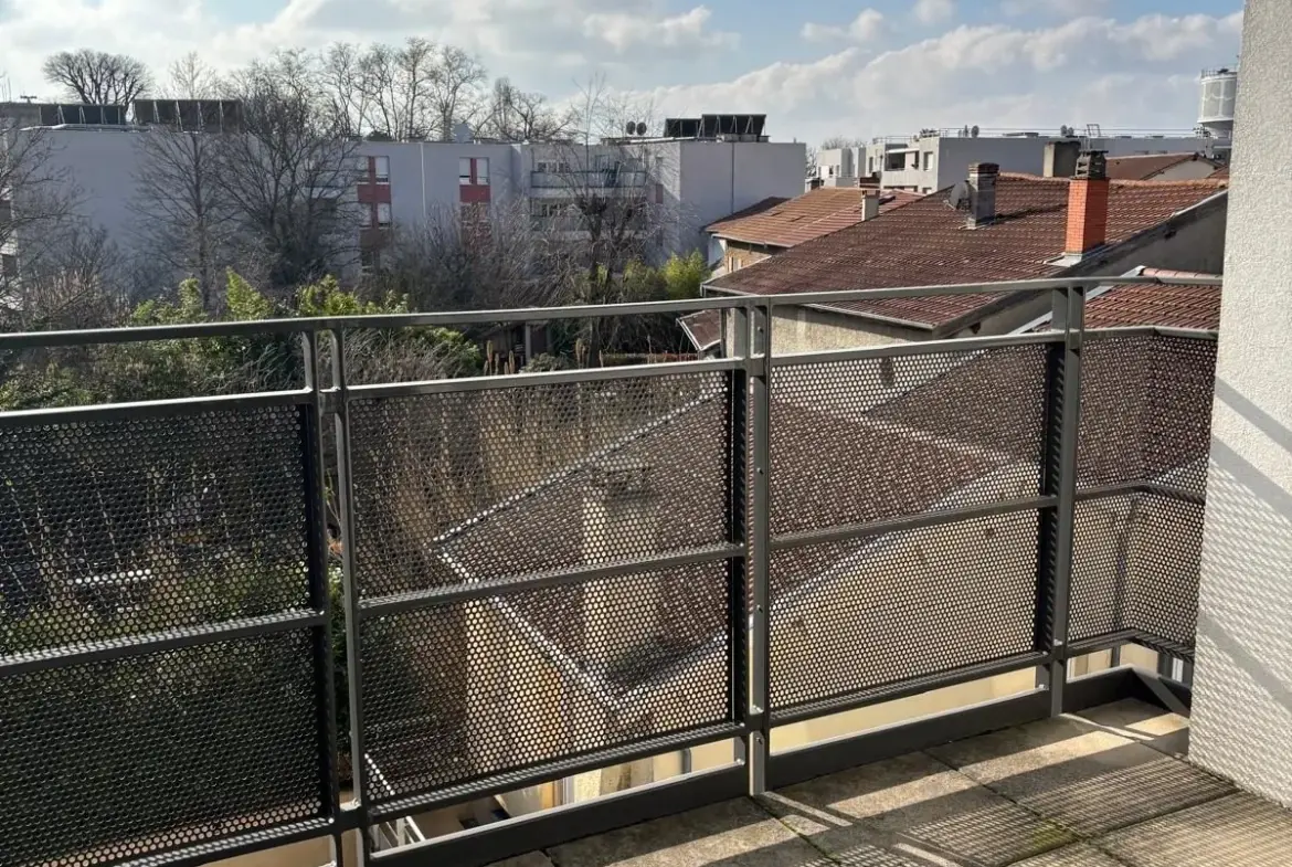 Appartement T3 à Feyzin de 59 m² avec balcon, ascenseur et box - Libre 
