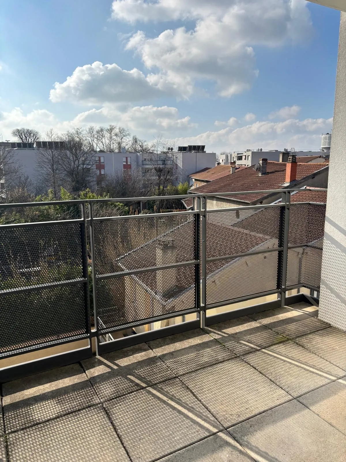 Appartement T3 à Feyzin de 59 m² avec balcon, ascenseur et box - Libre 