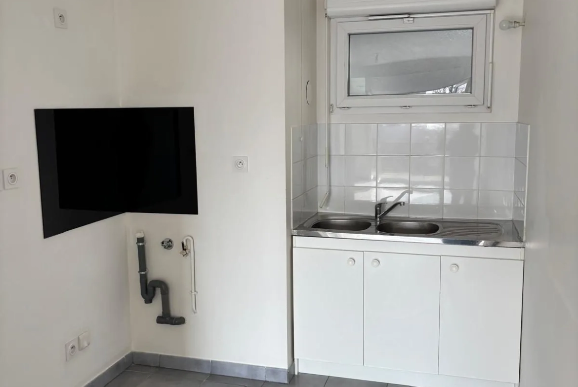 Appartement T3 à Feyzin de 59 m² avec balcon, ascenseur et box - Libre 
