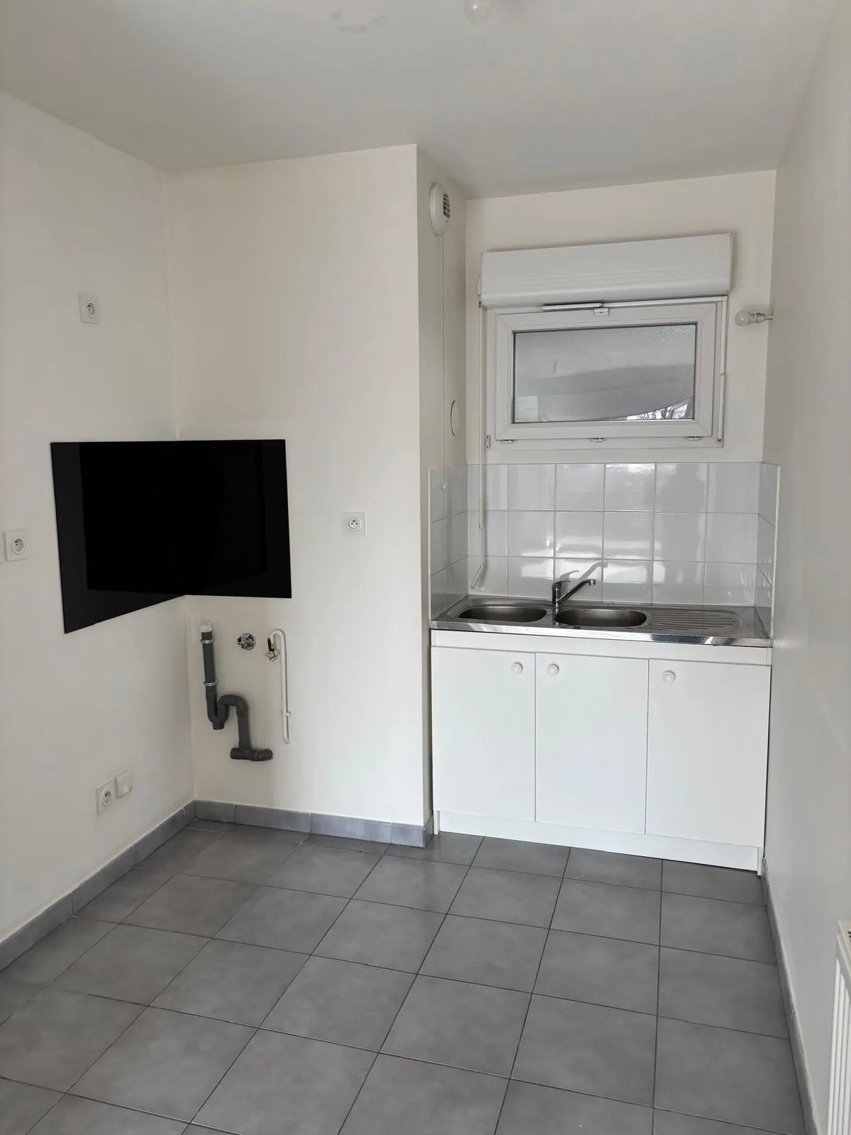 Appartement T3 à Feyzin de 59 m² avec balcon, ascenseur et box - Libre 