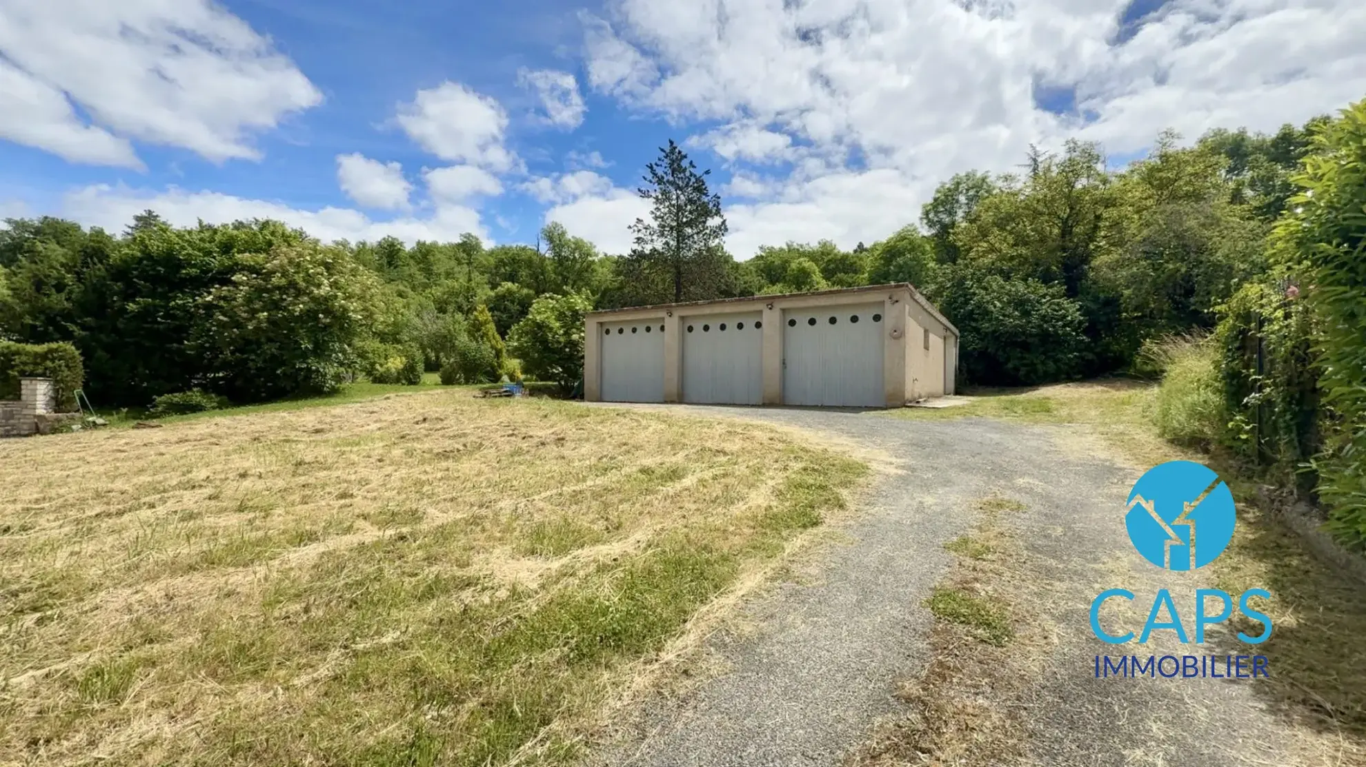 Terrain constructible à Douelle avec bâtisse et vue dégagée – Opportunité rare 