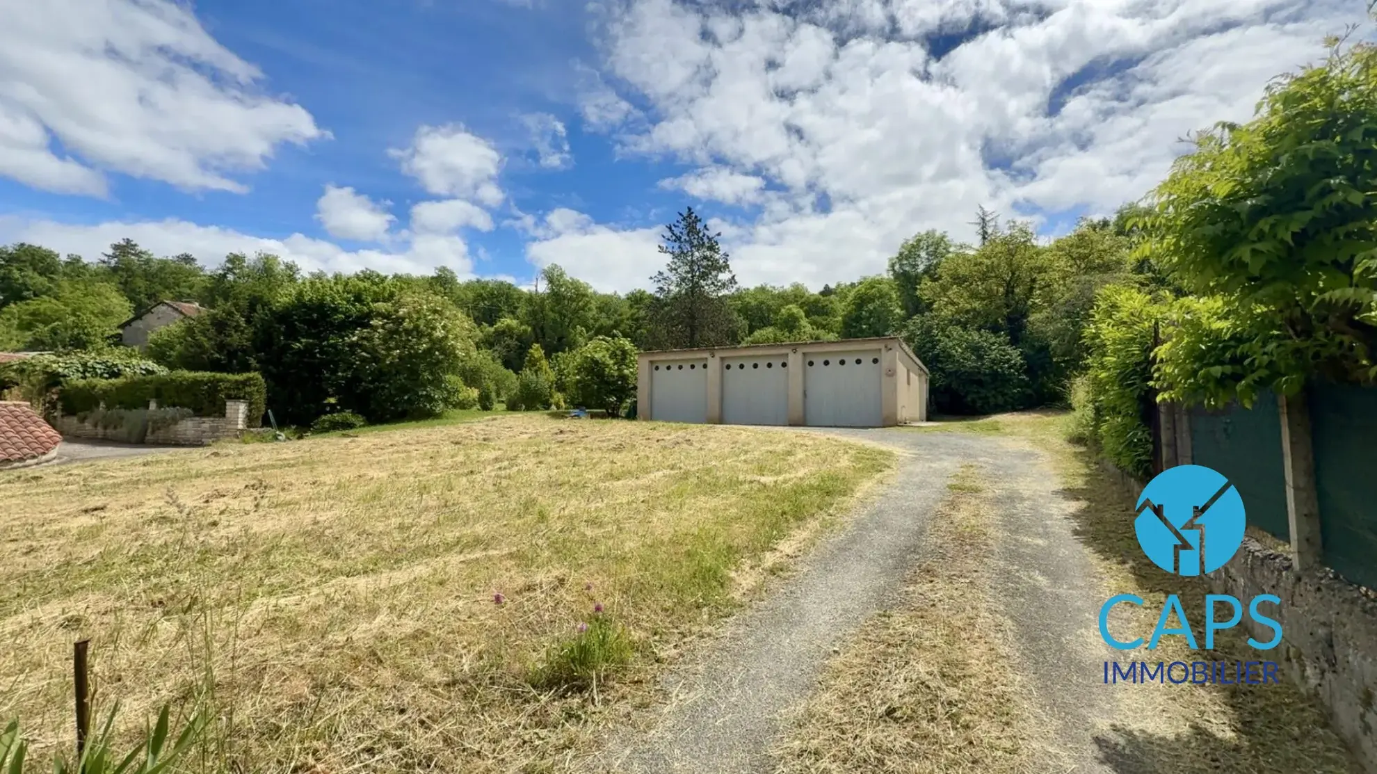 Terrain constructible à Douelle avec bâtisse et vue dégagée – Opportunité rare 