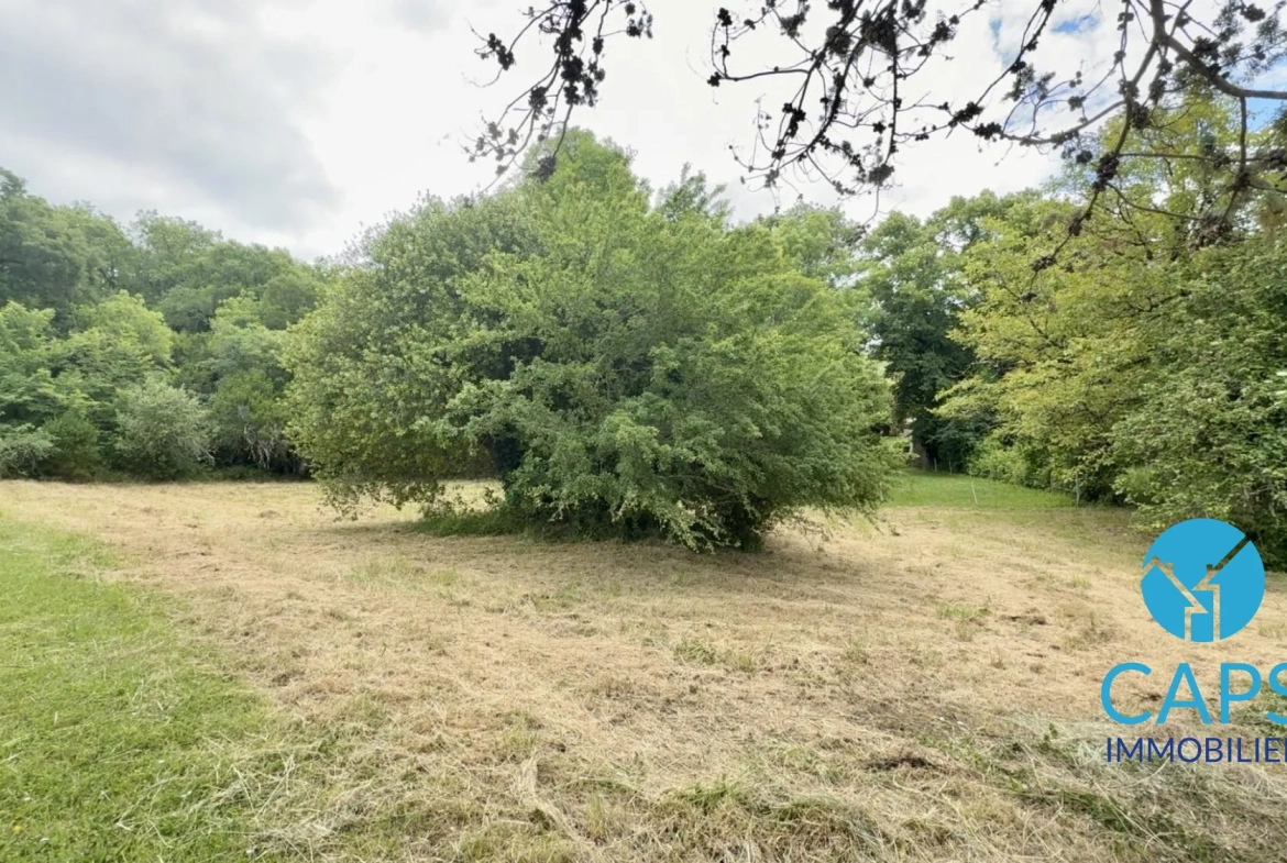 Terrain constructible à Douelle avec bâtisse et vue dégagée – Opportunité rare 