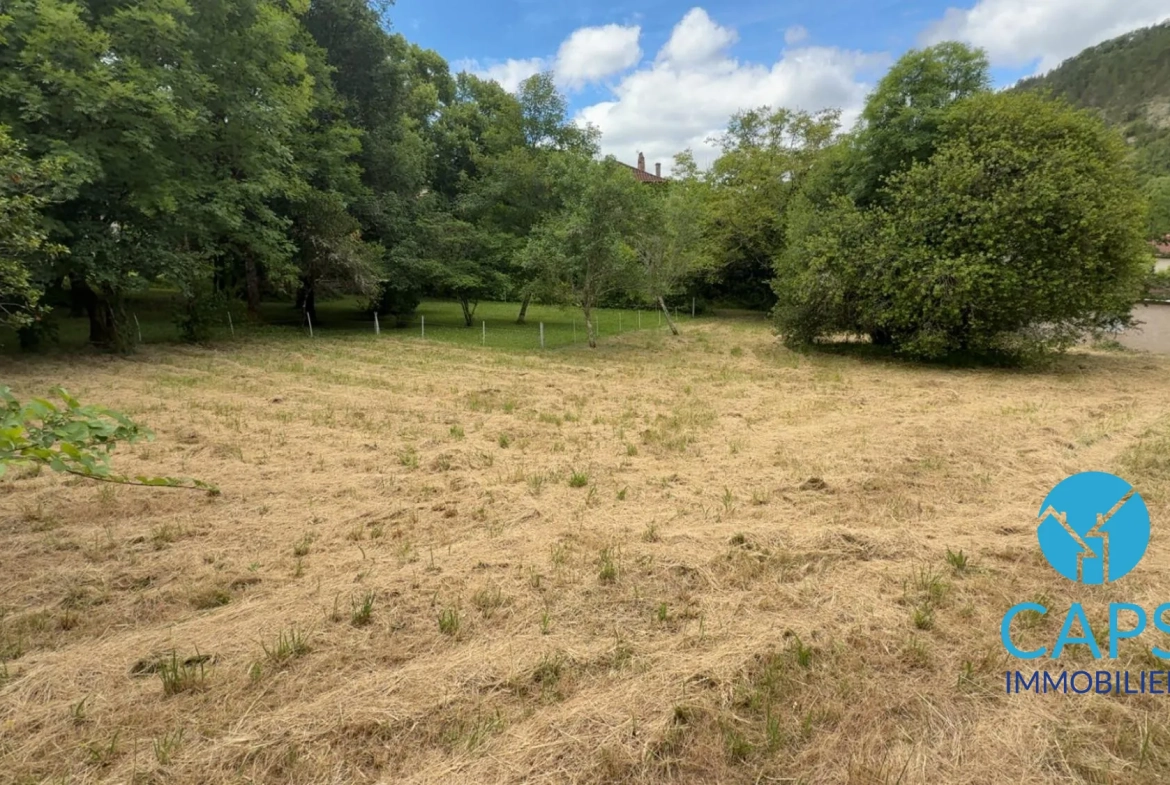 Terrain constructible à Douelle avec bâtisse et vue dégagée – Opportunité rare 