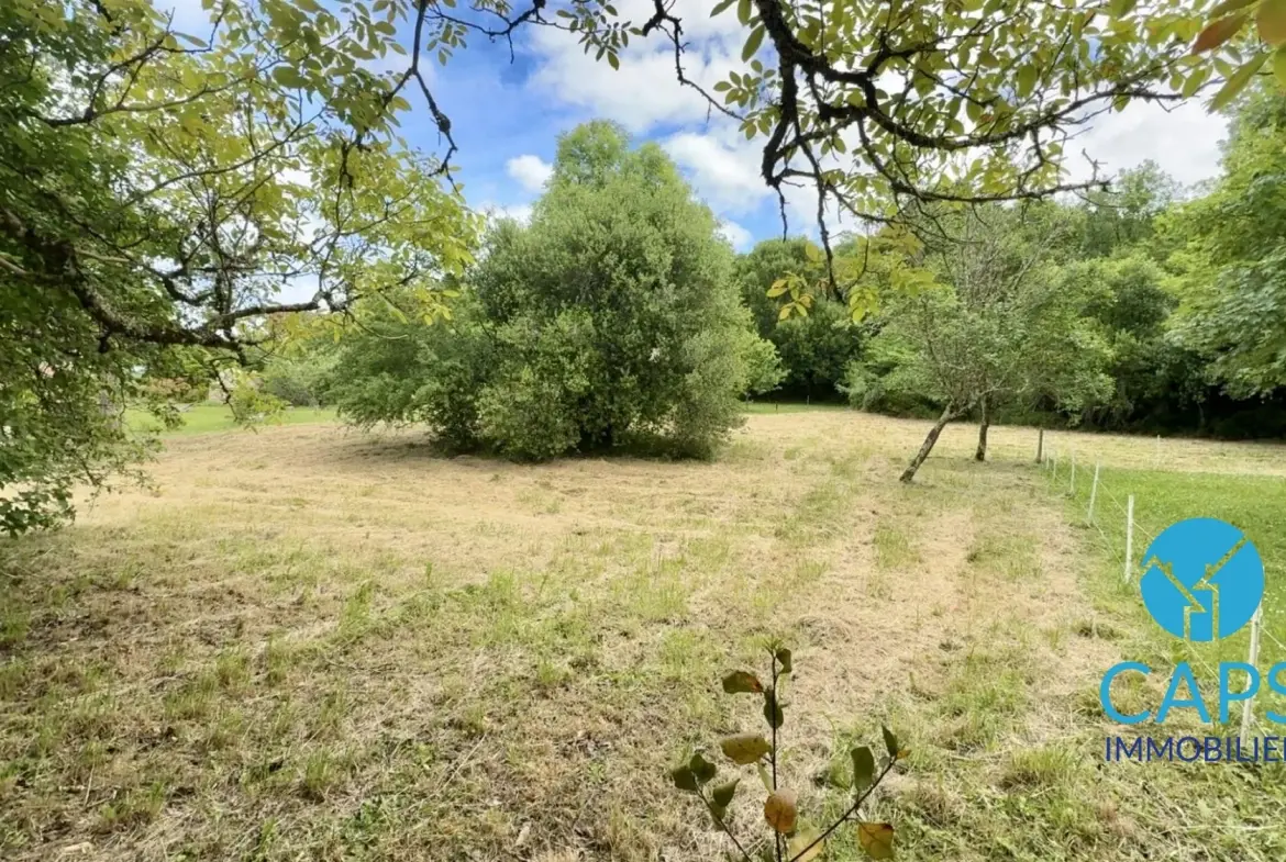 Terrain constructible à Douelle avec bâtisse et vue dégagée – Opportunité rare 