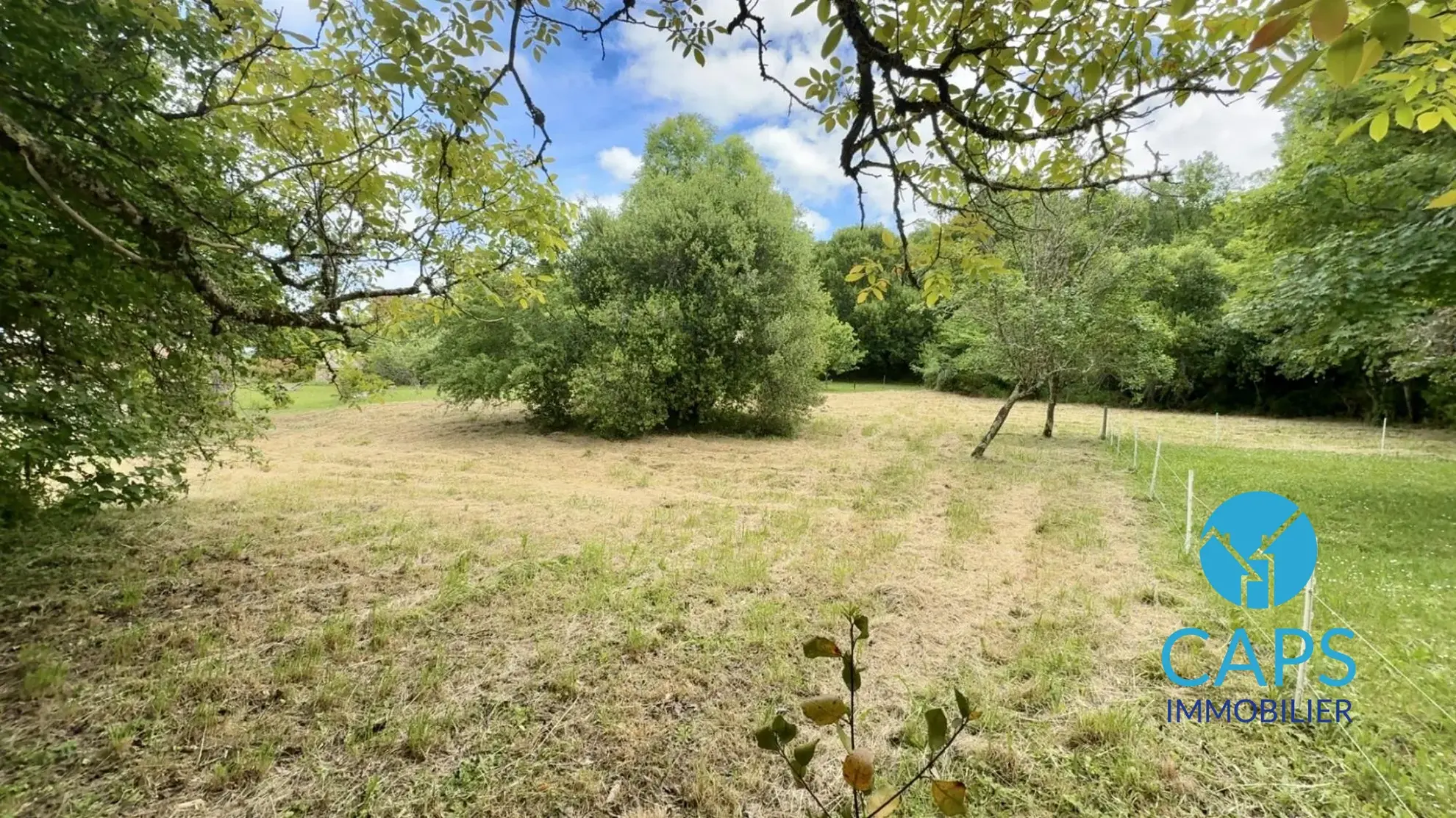 Terrain constructible à Douelle avec bâtisse et vue dégagée – Opportunité rare 