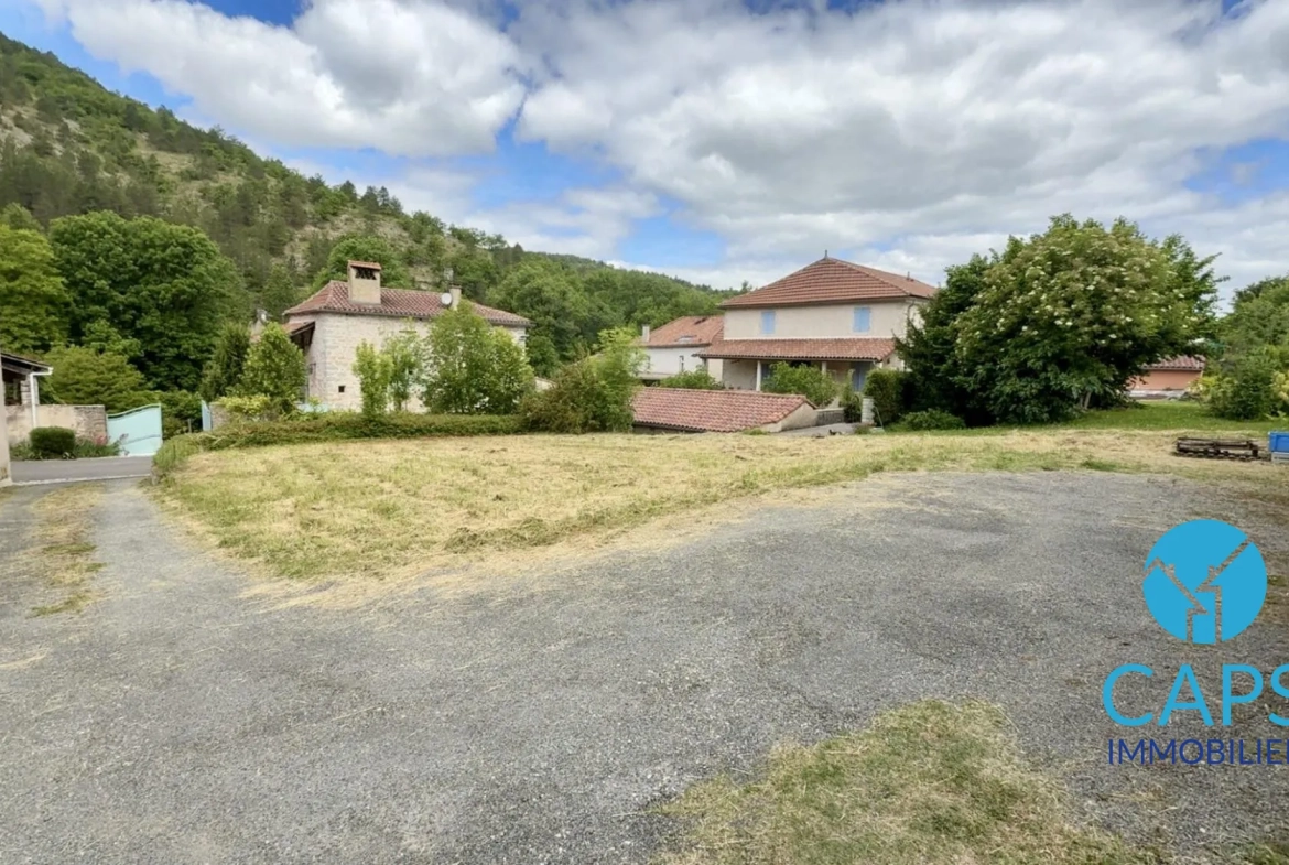 Terrain constructible à Douelle avec bâtisse et vue dégagée – Opportunité rare 