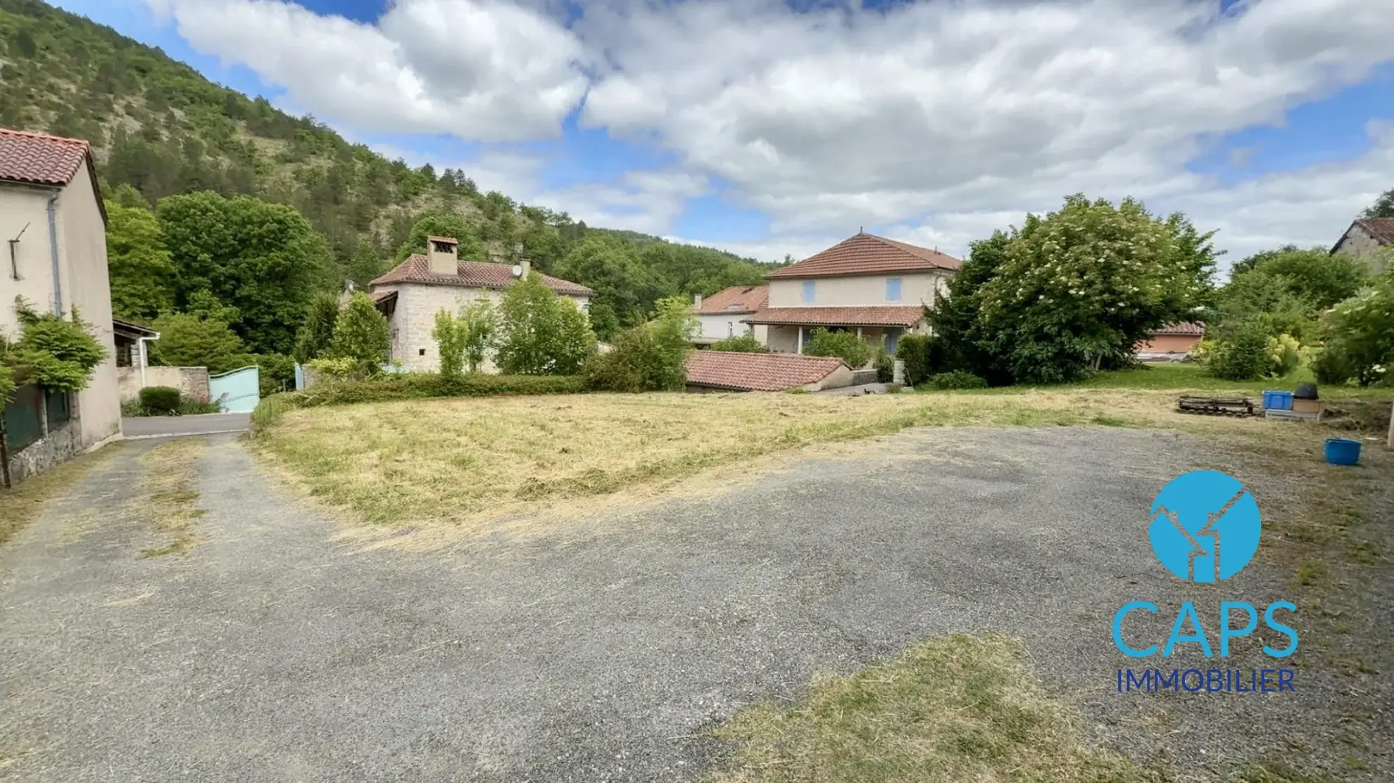 Terrain constructible à Douelle avec bâtisse et vue dégagée – Opportunité rare 