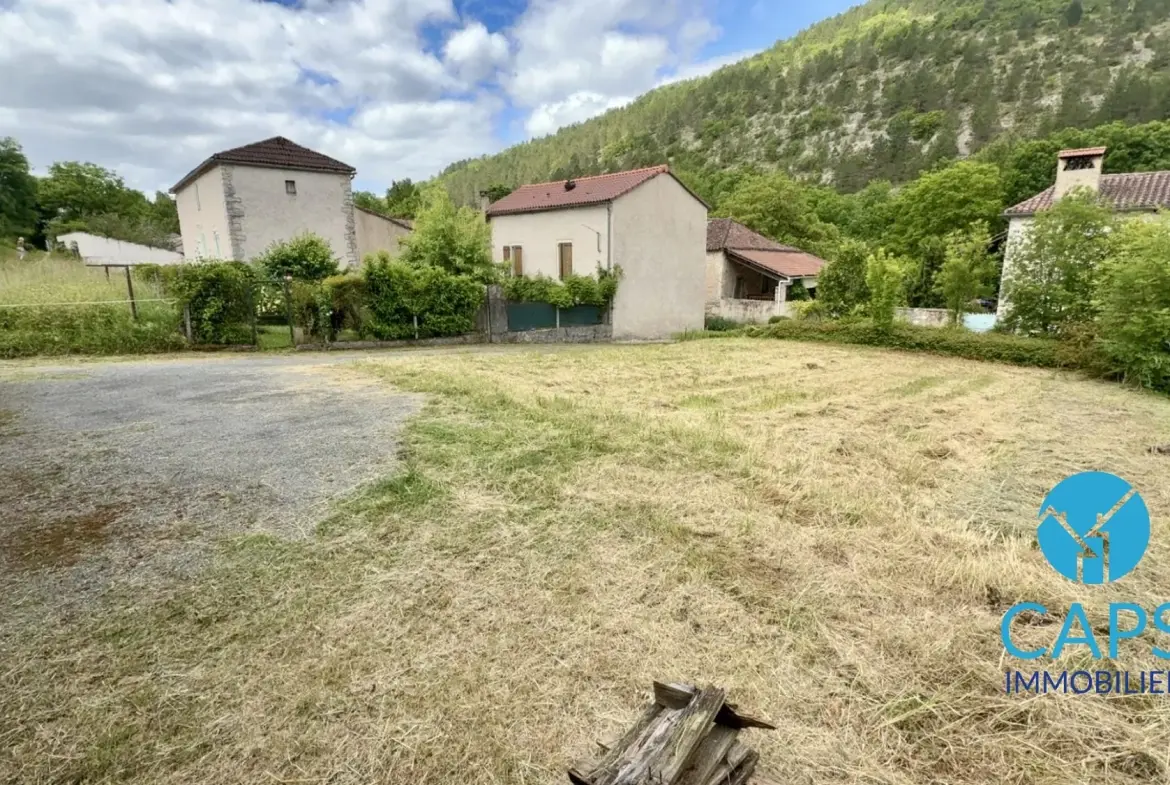 Terrain constructible à Douelle avec bâtisse et vue dégagée – Opportunité rare 