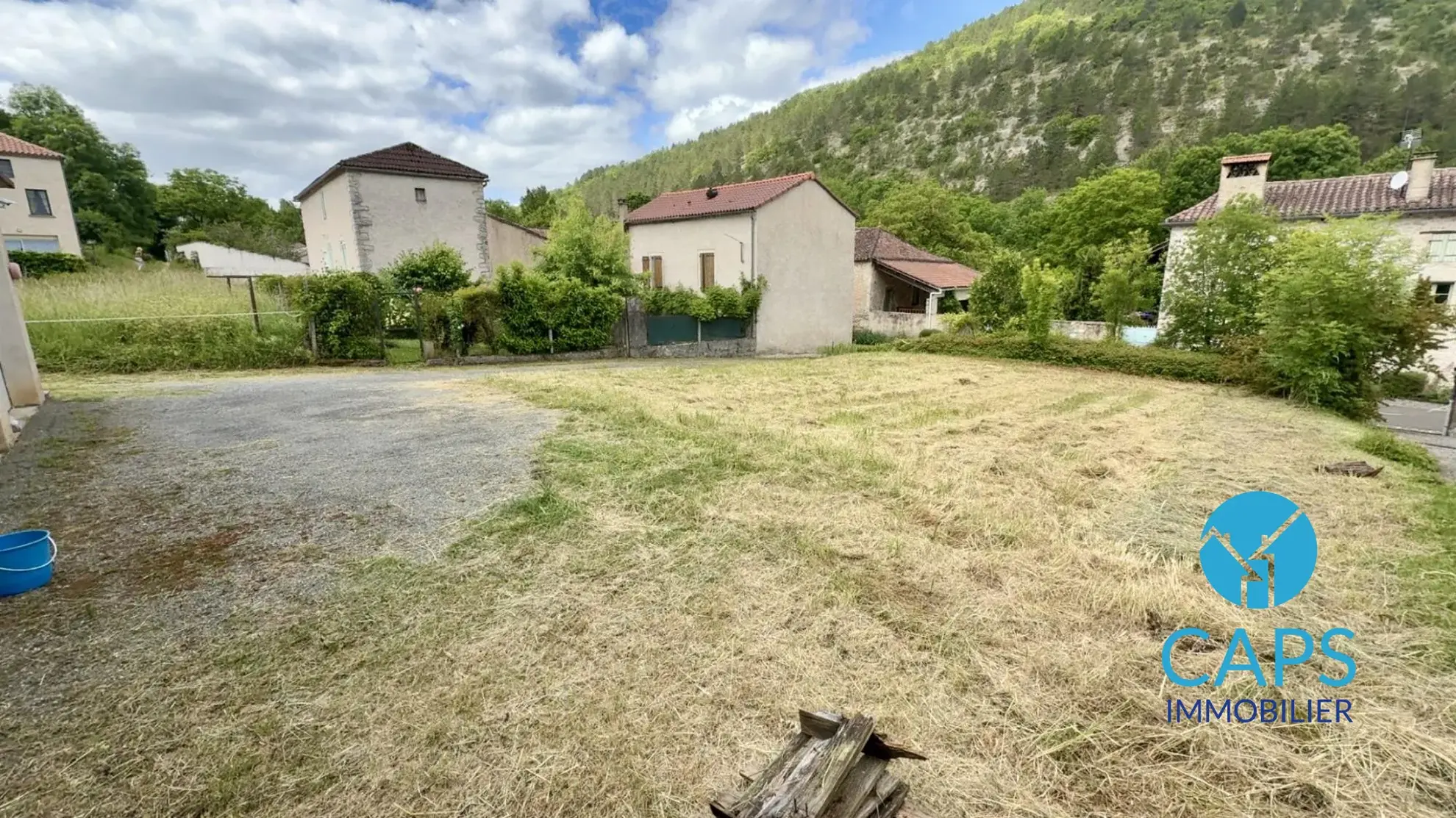 Terrain constructible à Douelle avec bâtisse et vue dégagée – Opportunité rare 
