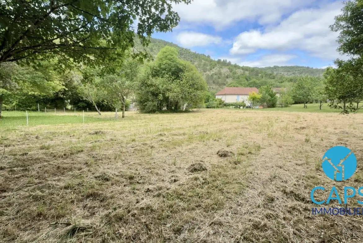 Terrain constructible à Douelle avec bâtisse et vue dégagée – Opportunité rare 
