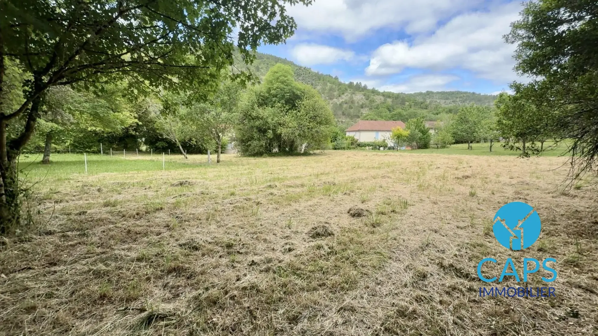 Terrain constructible à Douelle avec bâtisse et vue dégagée – Opportunité rare 
