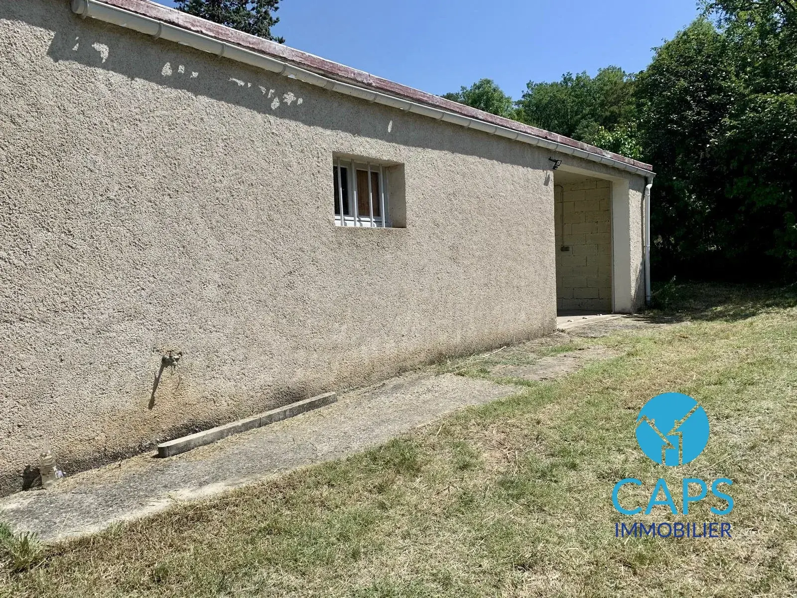Terrain constructible à Douelle avec bâtisse et vue dégagée – Opportunité rare 