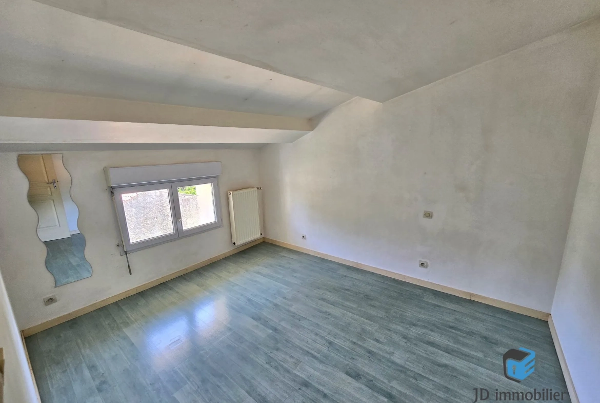 Maison à rénover de 106 m² à Les Brouzils, proche de l'Herbergement 