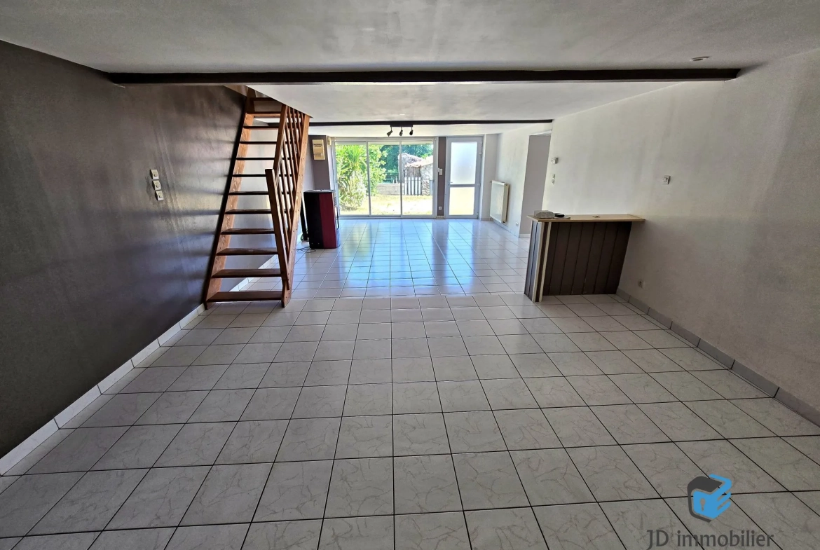 Maison à rénover de 106 m² à Les Brouzils, proche de l'Herbergement 