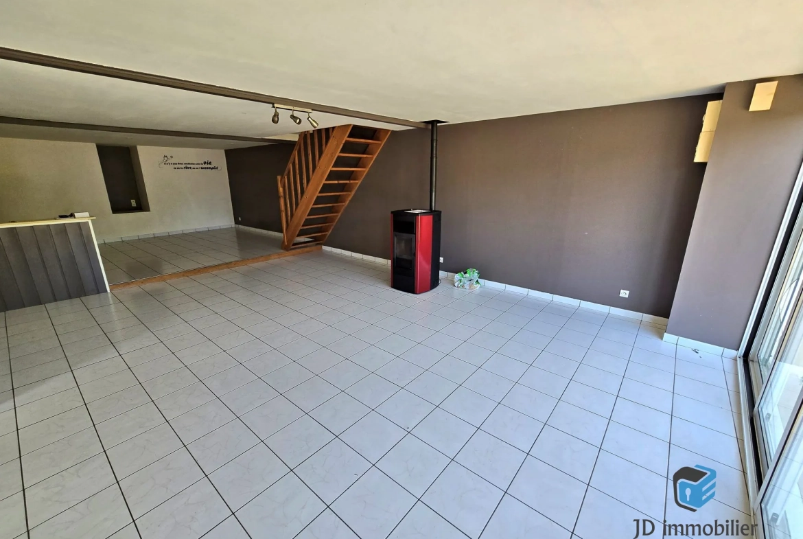 Maison à rénover de 106 m² à Les Brouzils, proche de l'Herbergement 