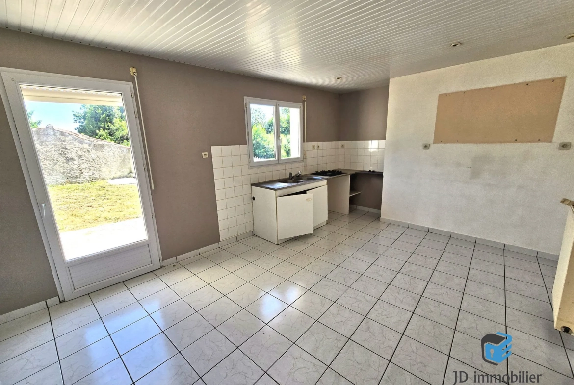 Maison à rénover de 106 m² à Les Brouzils, proche de l'Herbergement 