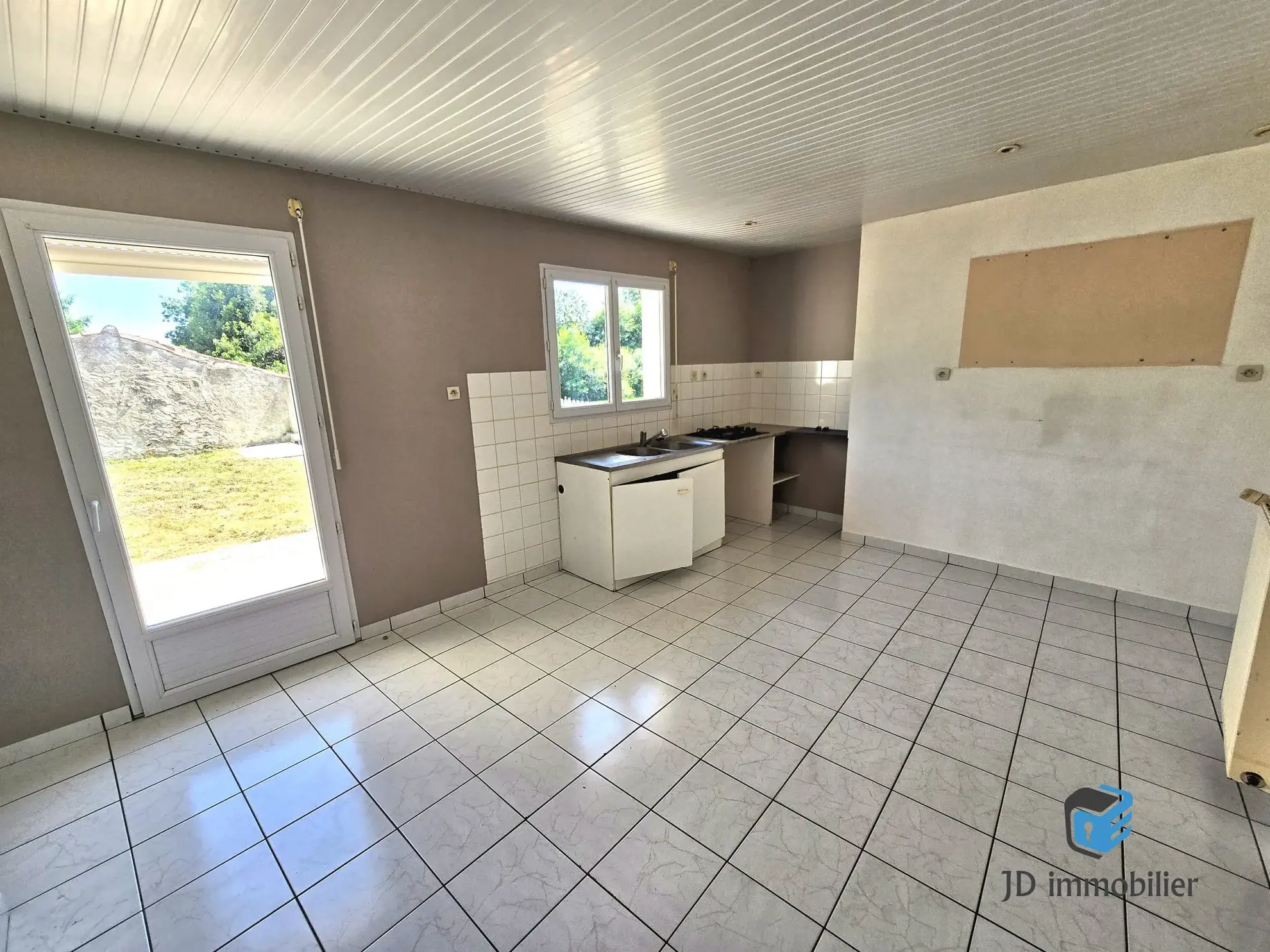 Maison à rénover de 106 m² à Les Brouzils, proche de l'Herbergement 