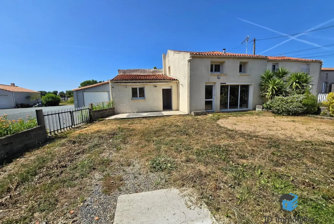 Maison à rénover de 106 m² à Les Brouzils, proche de l'Herbergement 