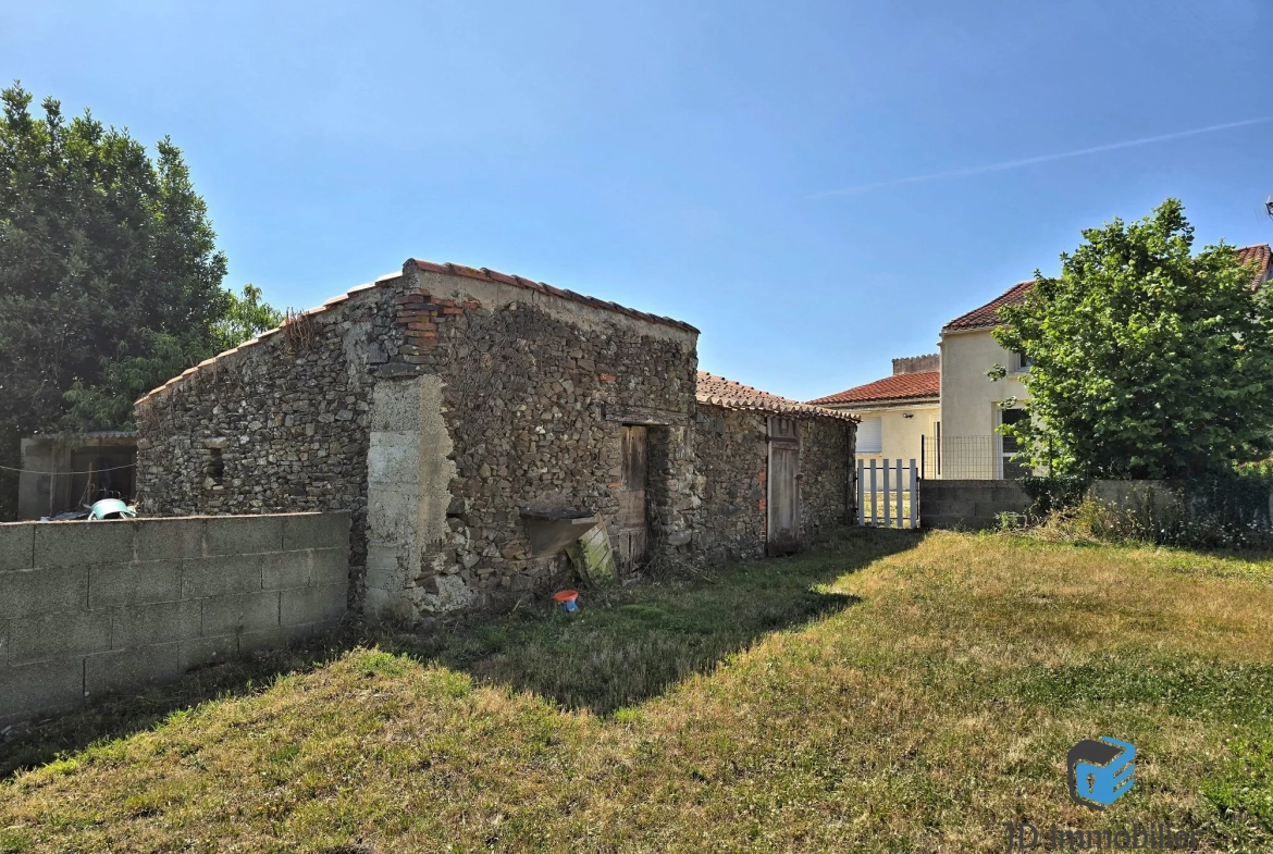 Maison à rénover de 106 m² à Les Brouzils, proche de l'Herbergement 