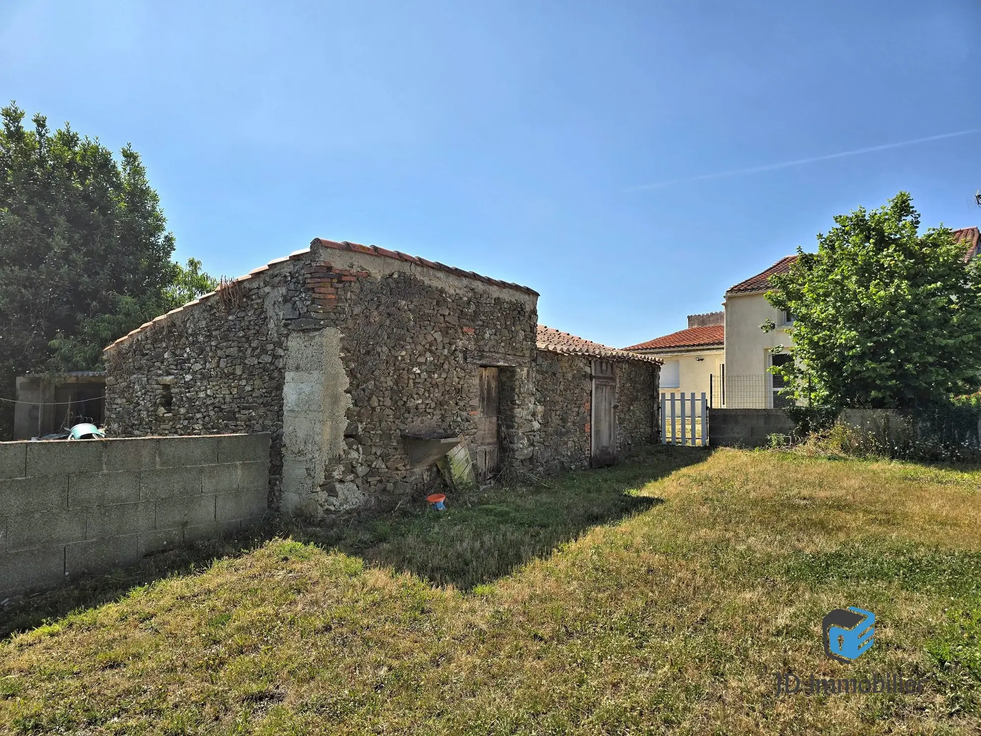 Maison à rénover de 106 m² à Les Brouzils, proche de l'Herbergement 