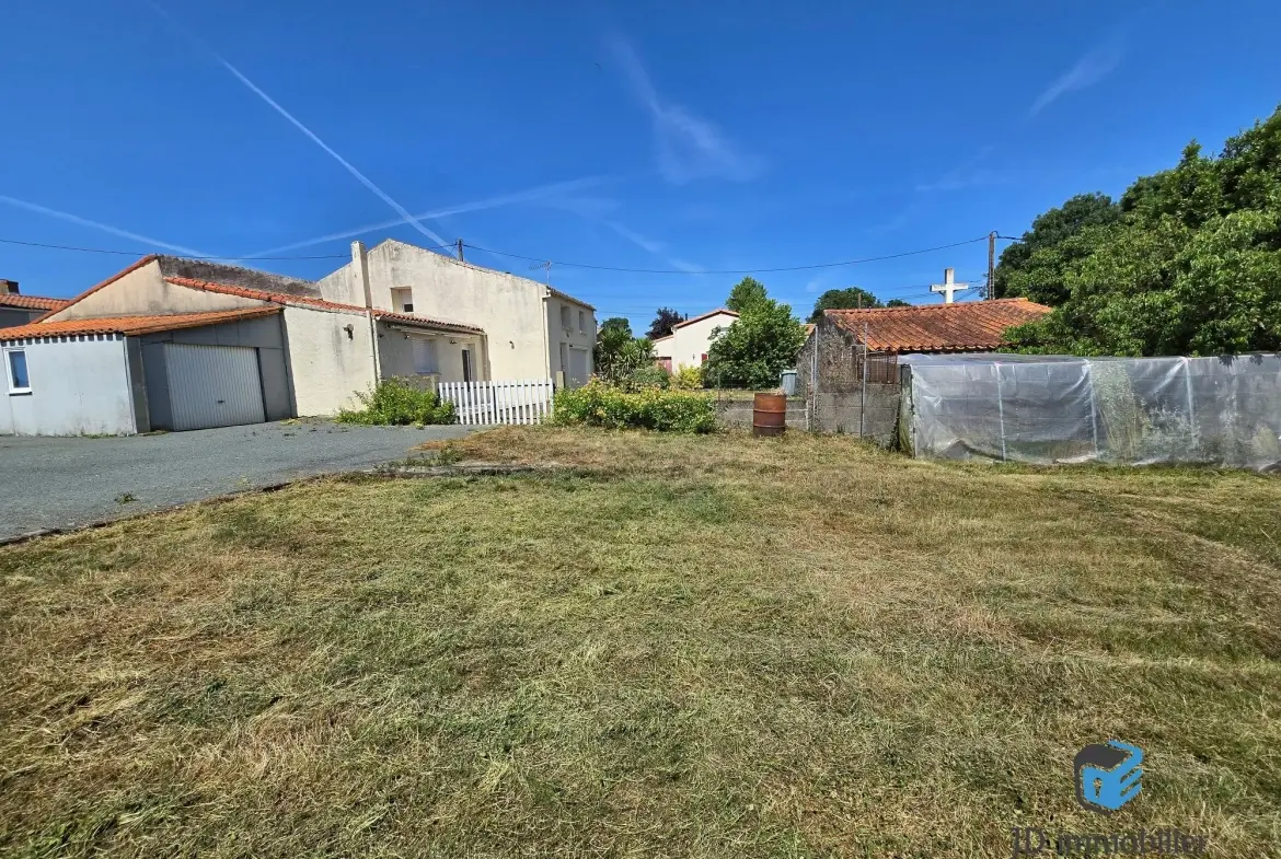 Maison à rénover de 106 m² à Les Brouzils, proche de l'Herbergement 