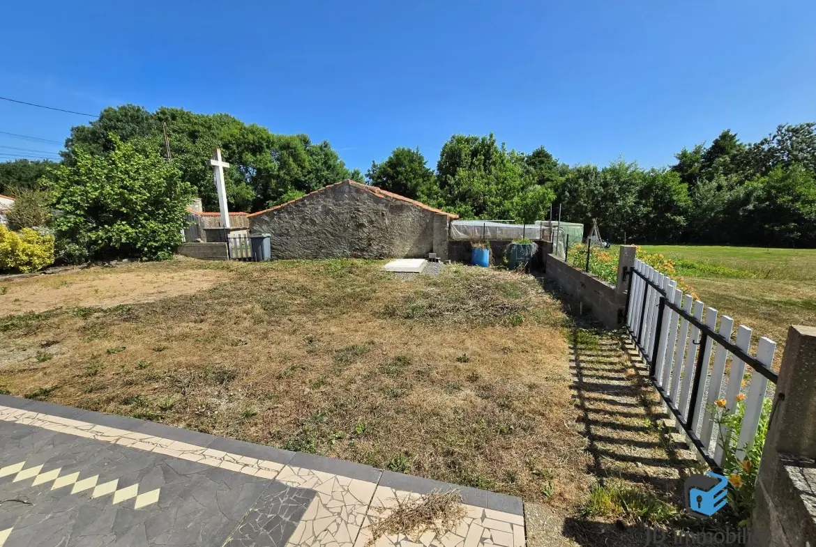 Maison à rénover de 106 m² à Les Brouzils, proche de l'Herbergement 