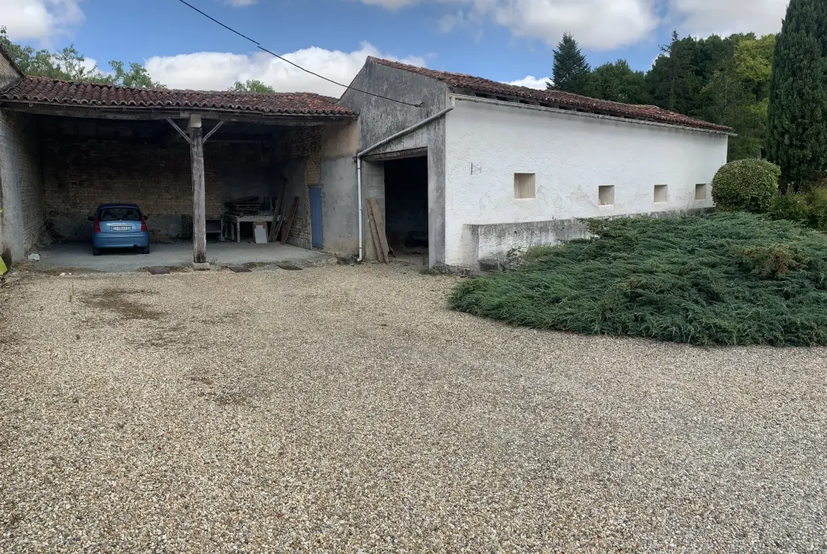 Maison de plain-pied à vendre à Aulnay, Charente-Maritime - 123 m² avec dépendances sur 4050 m² 