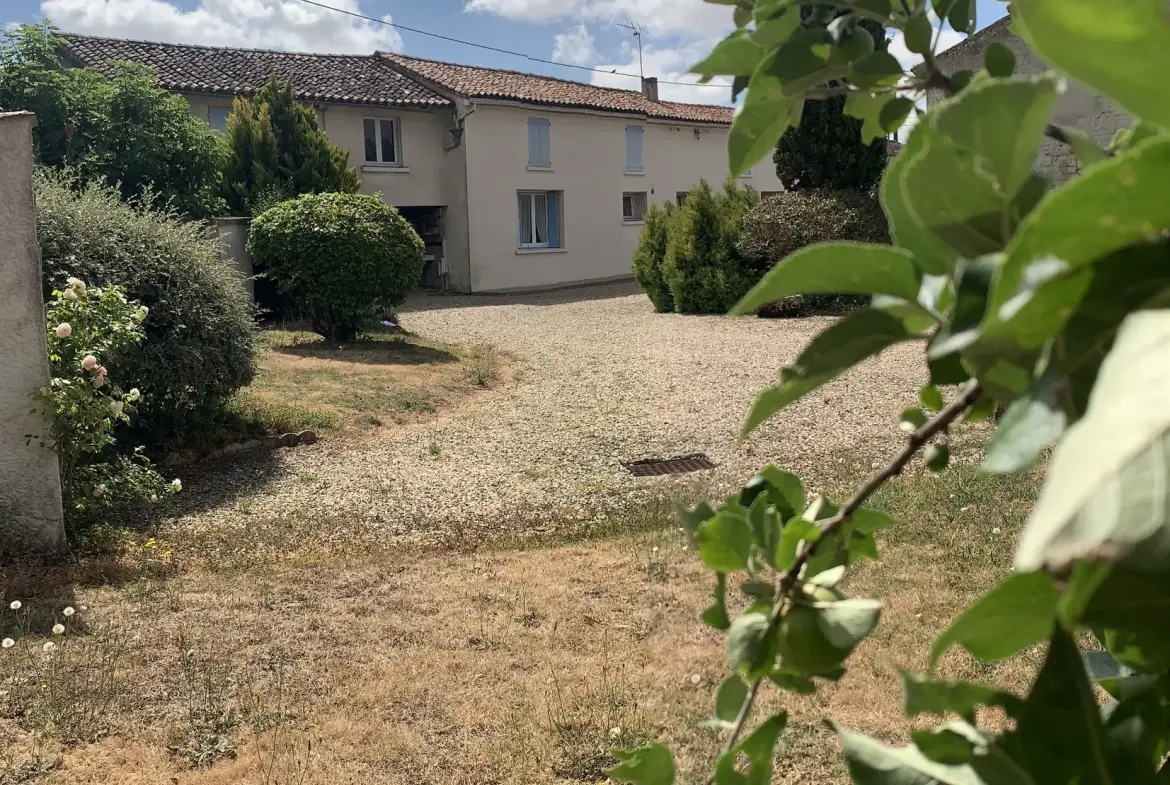Maison de plain-pied à vendre à Aulnay, Charente-Maritime - 123 m² avec dépendances sur 4050 m² 