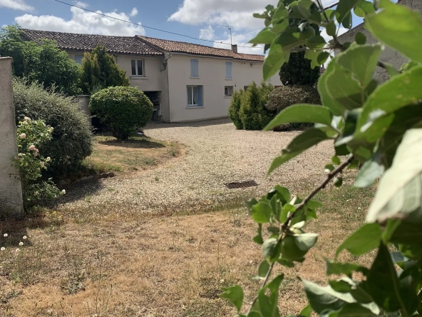 Maison de plain-pied à vendre à Aulnay, Charente-Maritime - 123 m² avec dépendances sur 4050 m²