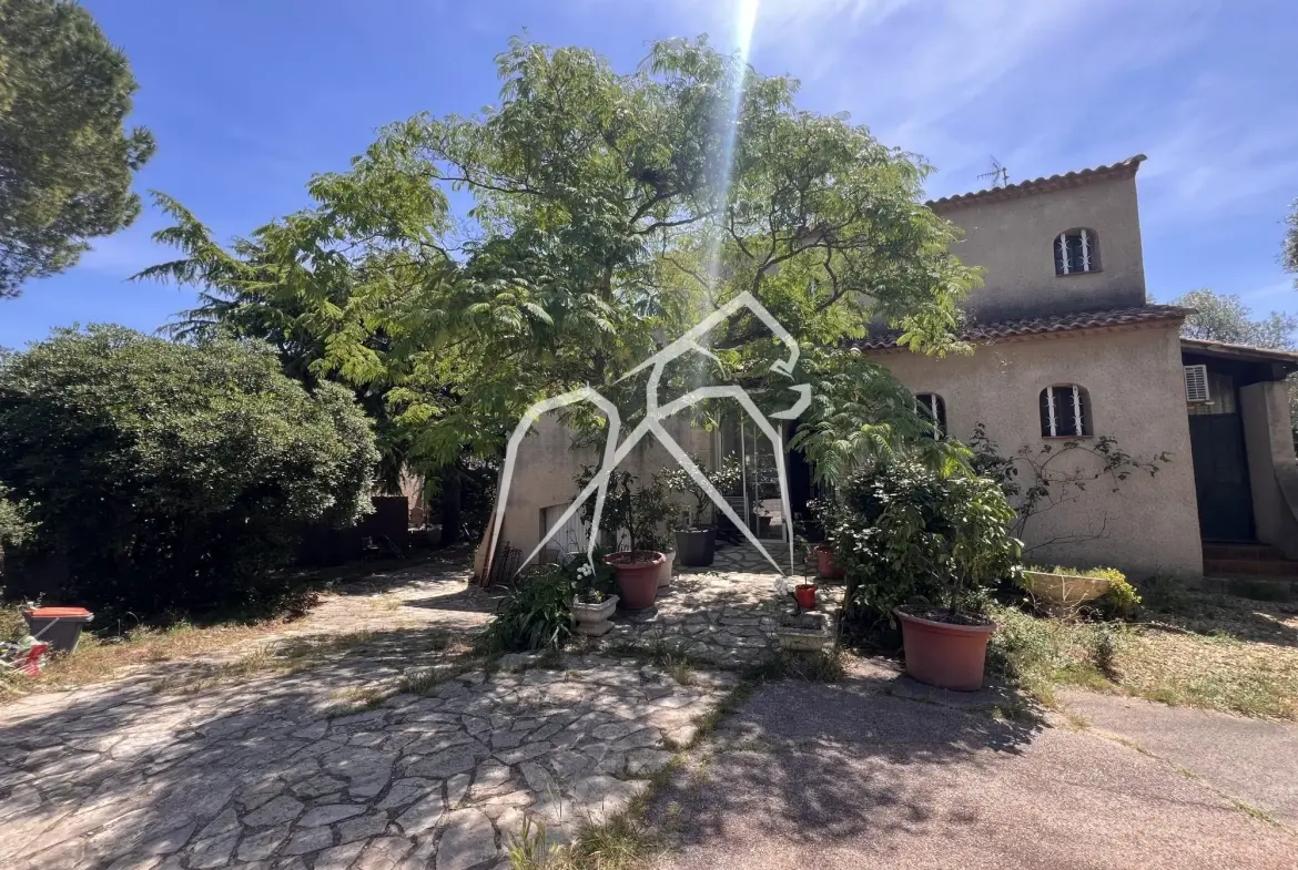 Terrain constructible de 238 m² à Cournonsec près de Montpellier 