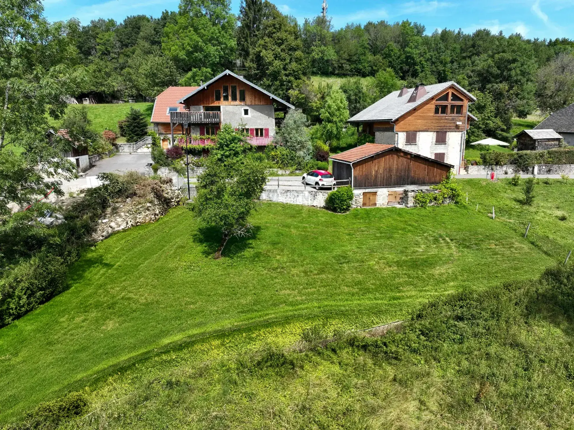 Terrain constructible de 485 m² à Thollon-les-Mémises, calme et ensoleillé 