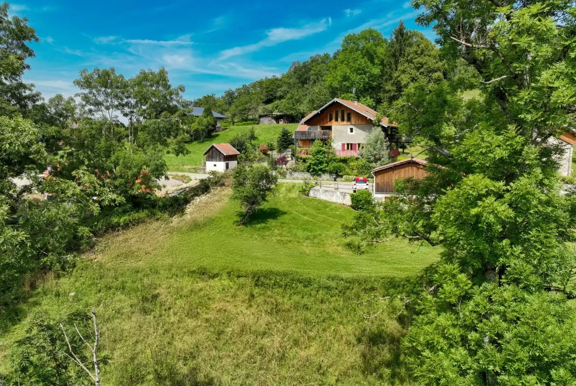 Terrain constructible de 485 m² à Thollon-les-Mémises, calme et ensoleillé 