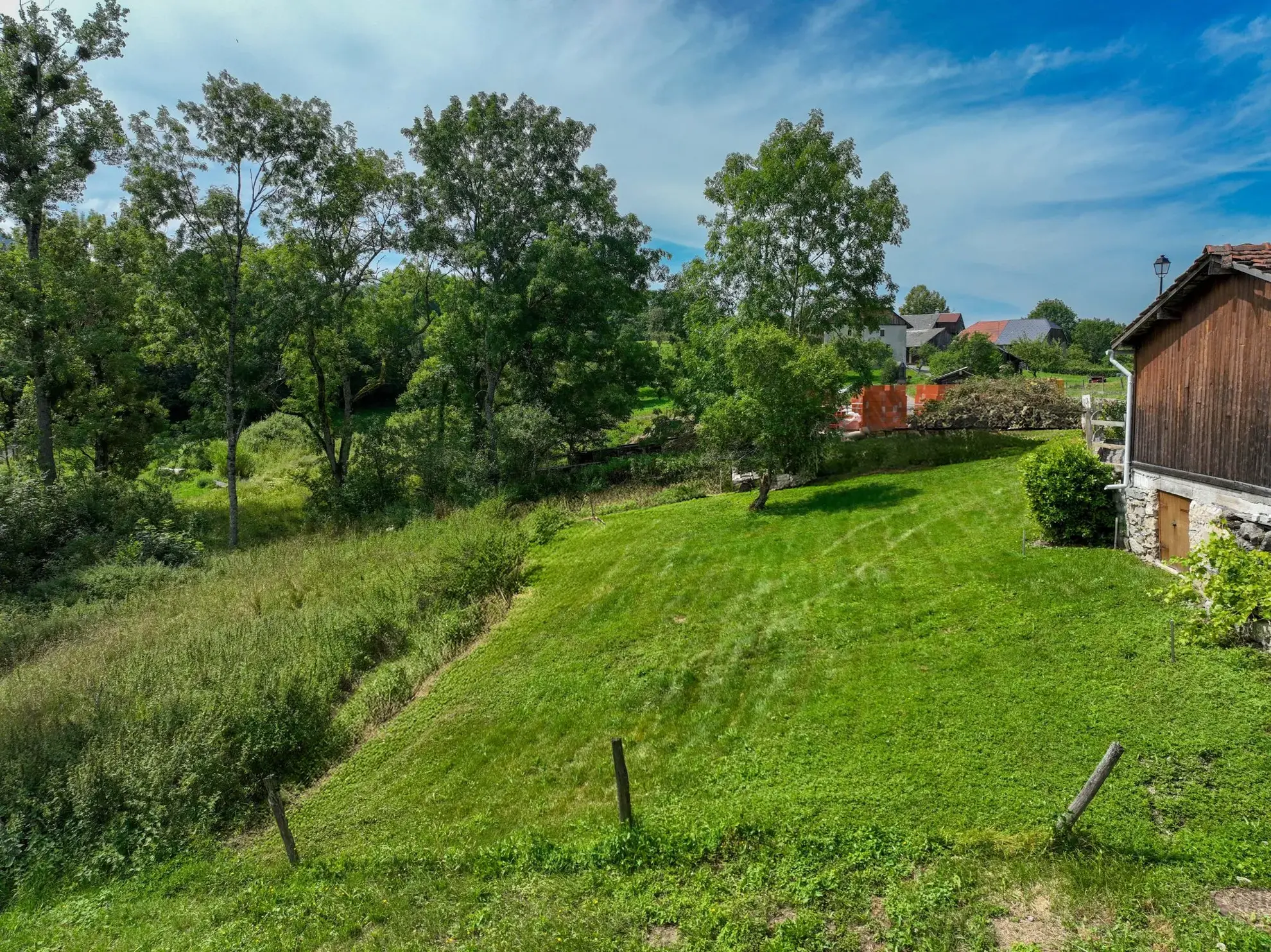Terrain constructible de 485 m² à Thollon-les-Mémises, calme et ensoleillé 