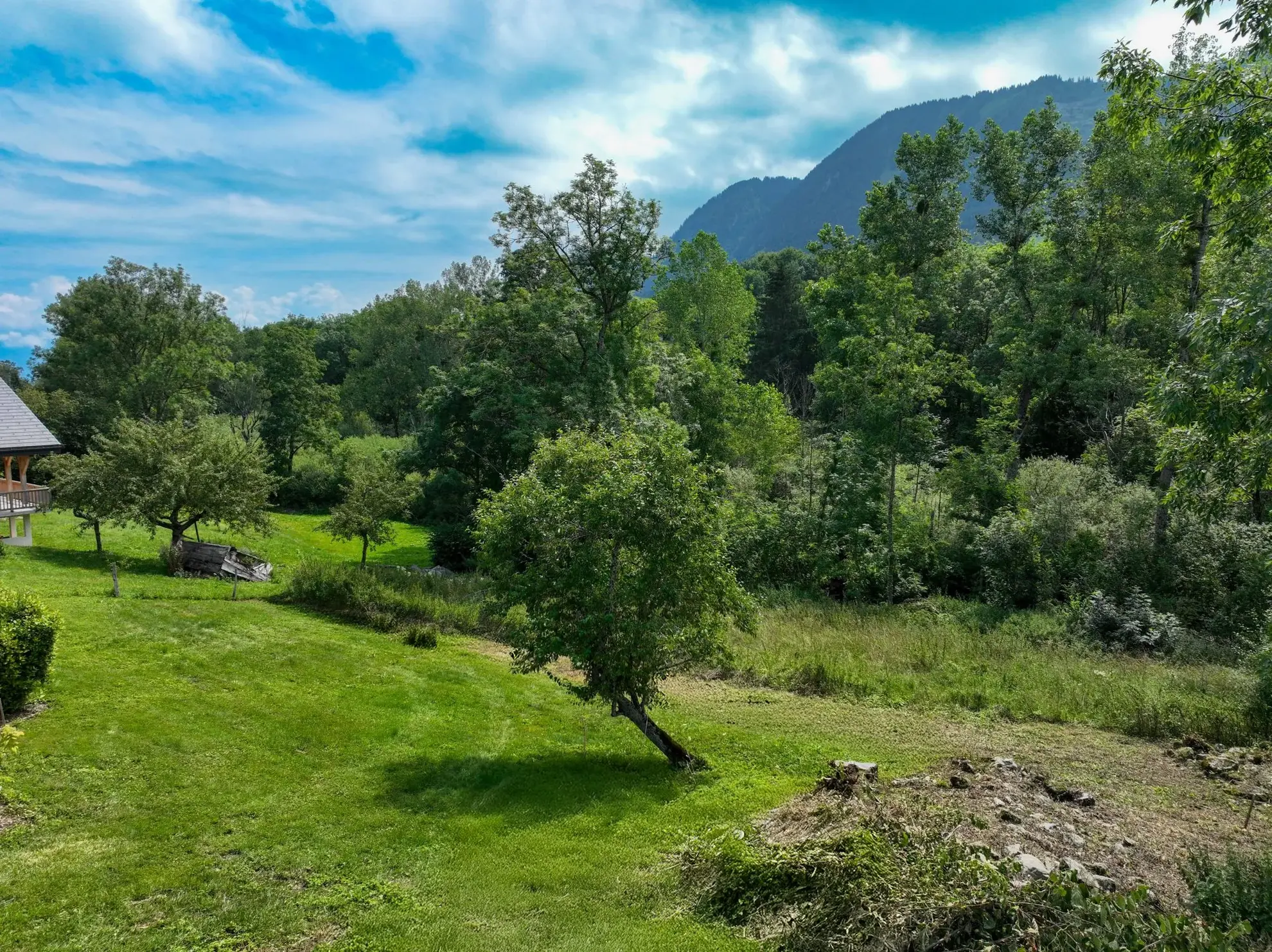 Terrain constructible de 485 m² à Thollon-les-Mémises, calme et ensoleillé 