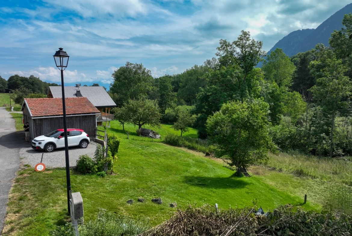 Terrain constructible de 485 m² à Thollon-les-Mémises, calme et ensoleillé 