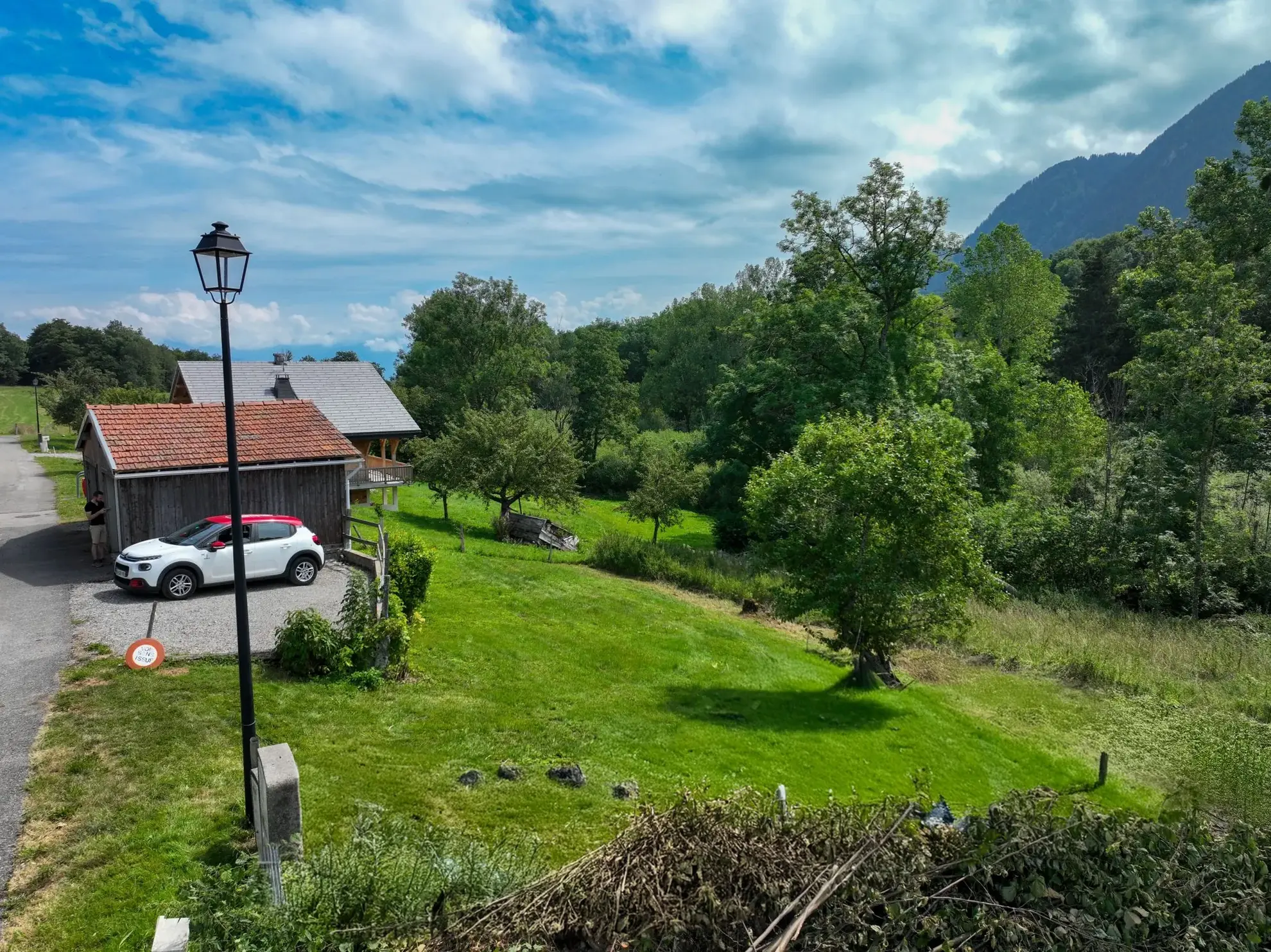 Terrain constructible de 485 m² à Thollon-les-Mémises, calme et ensoleillé 