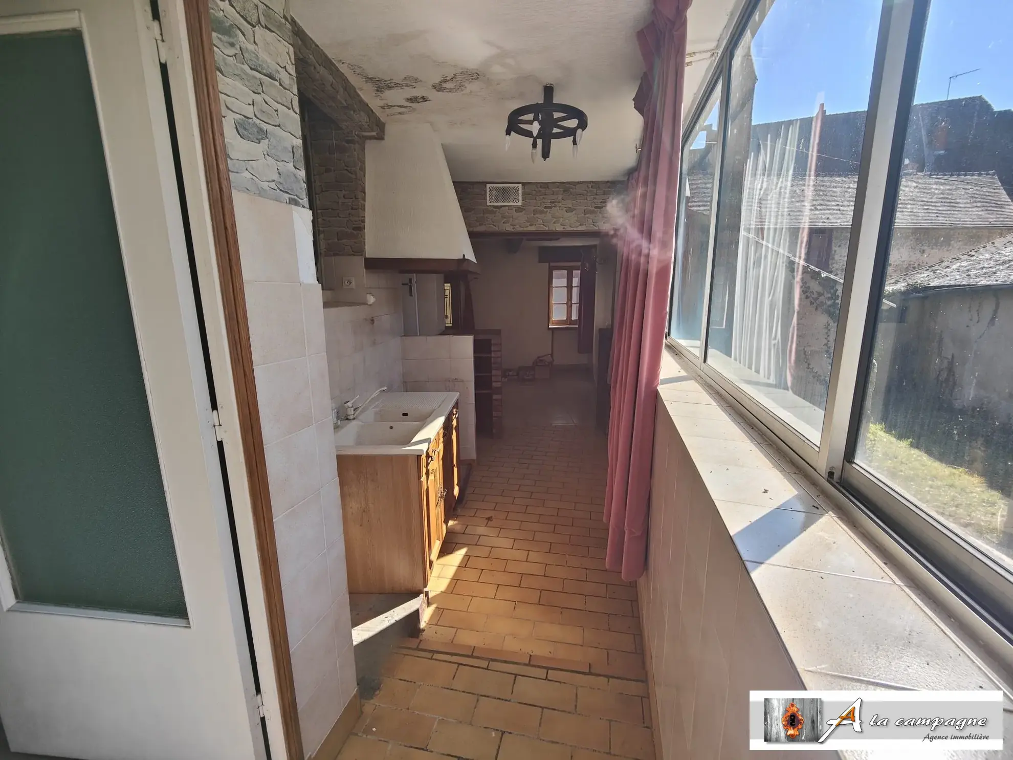 Maison de village à Chambon-sur-Voueize - plain-pied, garage, caves à rénovier 