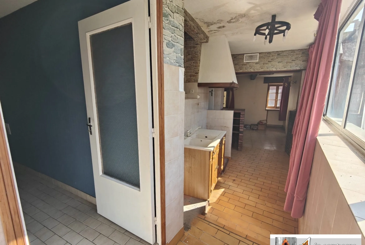 Maison de village à Chambon-sur-Voueize - plain-pied, garage, caves à rénovier 