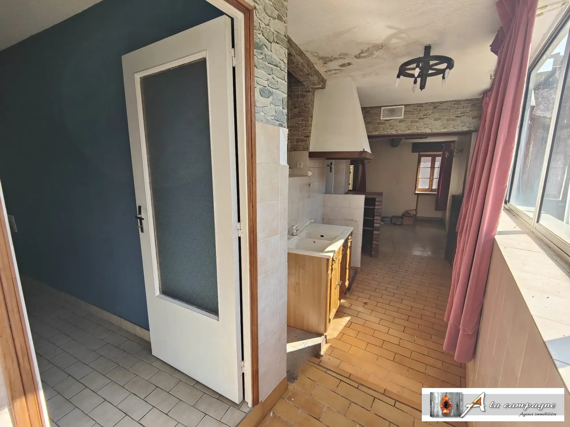 Maison de village à Chambon-sur-Voueize - plain-pied, garage, caves à rénovier 